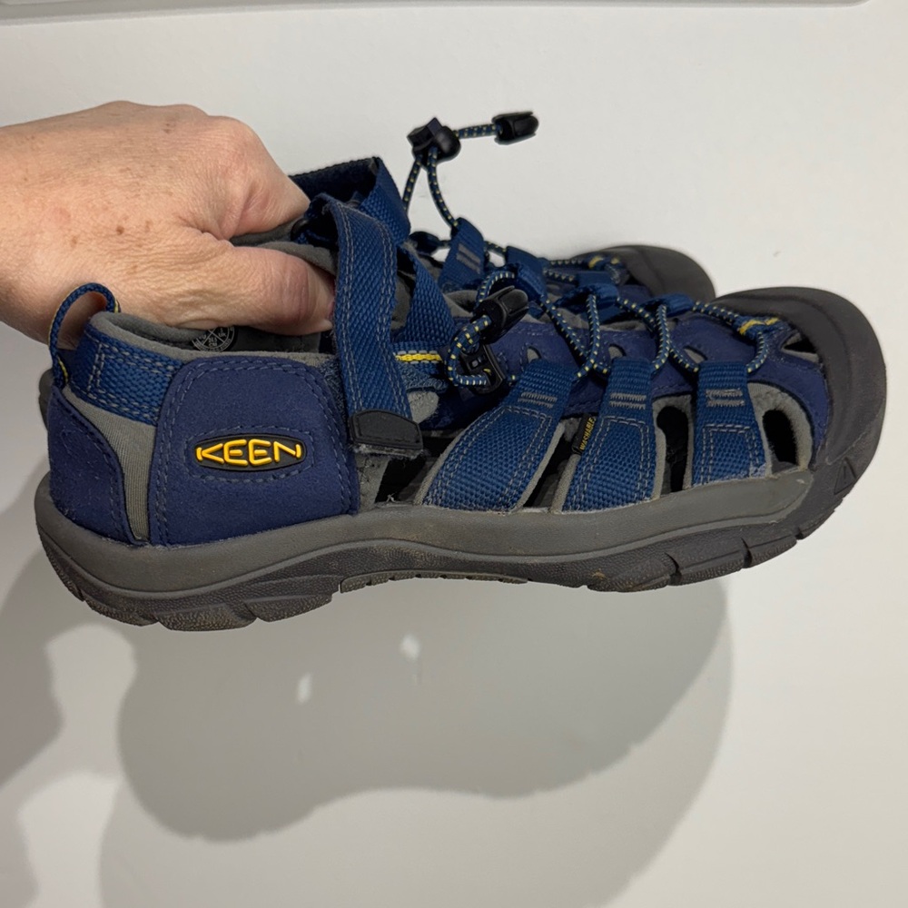 Keen Boys Newport H2 Blue hiking/ trail Sandals. Size 6